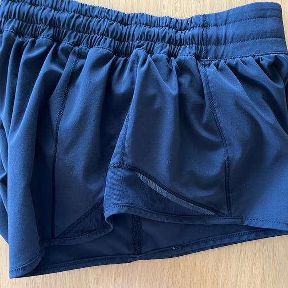 Lululemon Hotty Hot Low Rise Lined Short 2.5”. Size 4 Reg, black - Picture 8 of 8